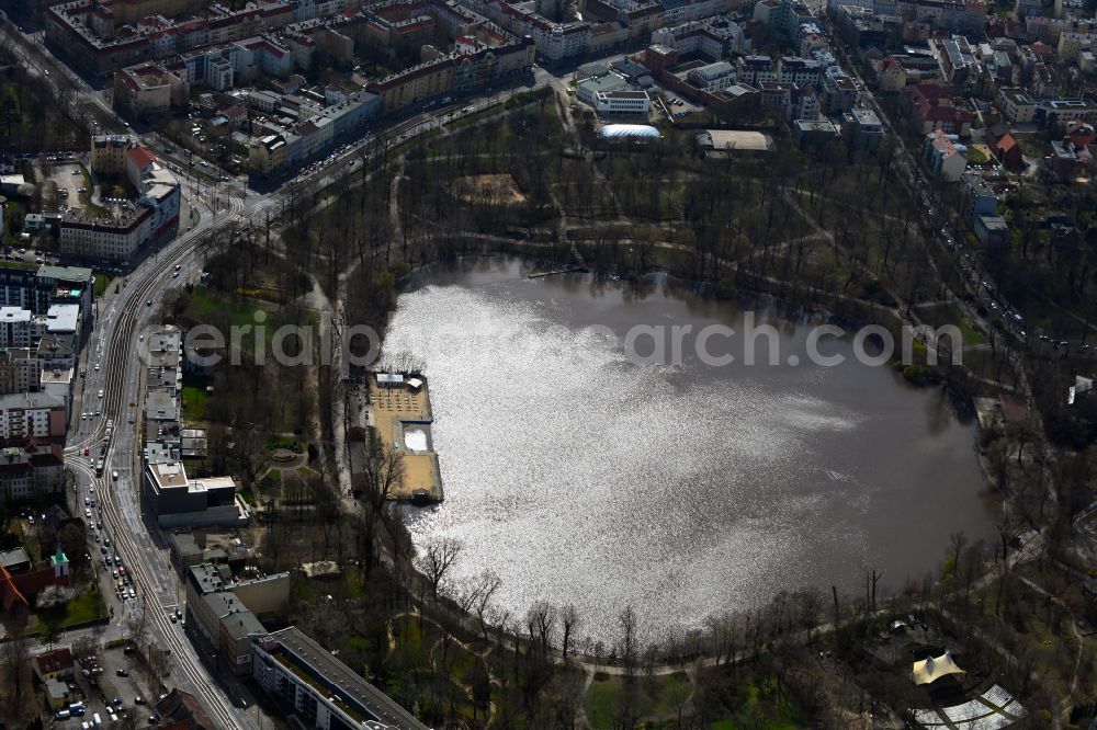 Berlin from the bird's eye view: Shore areas of the lake Der Weisse See with the water fountain and the lido Freibad Weissensee in the district Weissensee in Berlin, Germany