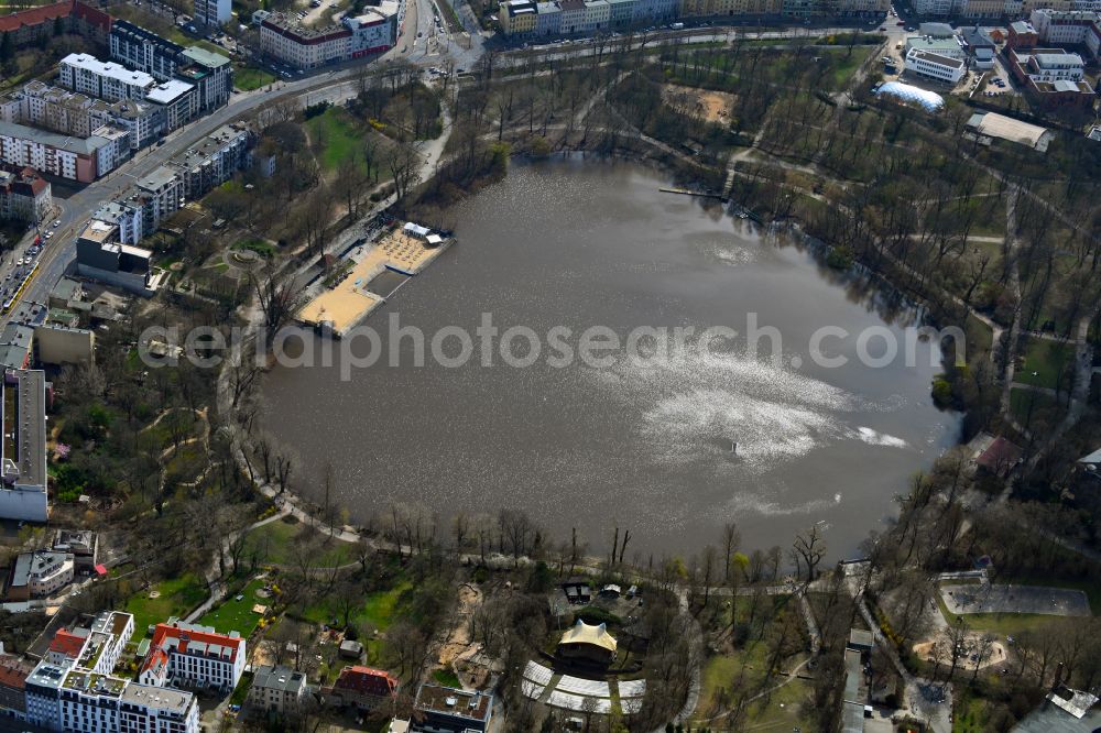 Aerial photograph Berlin - Shore areas of the lake Der Weisse See with the water fountain and the lido Freibad Weissensee in the district Weissensee in Berlin, Germany
