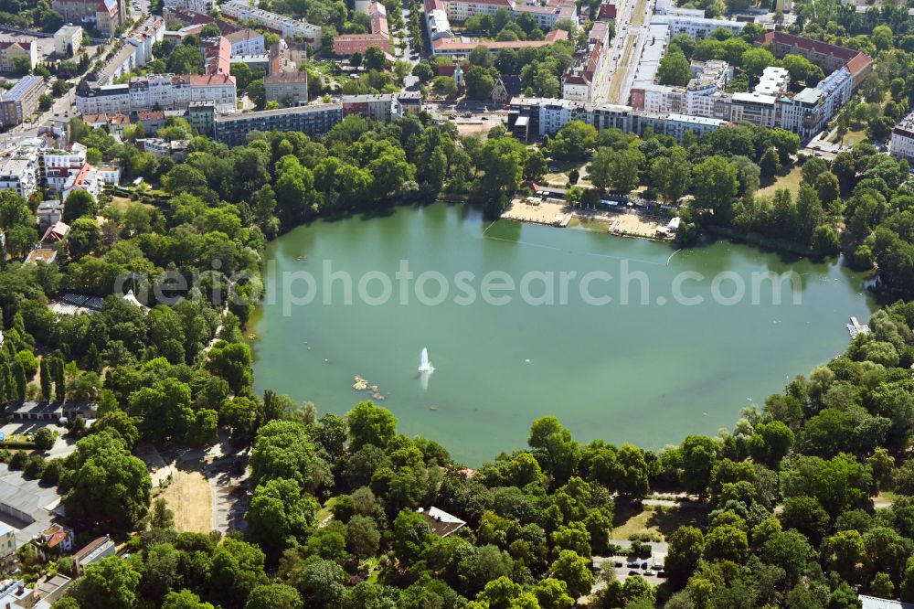 Aerial image Berlin - Shore areas of the lake Der Weisse See with the water fountain and the lido Freibad Weissensee in the district Weissensee in Berlin, Germany