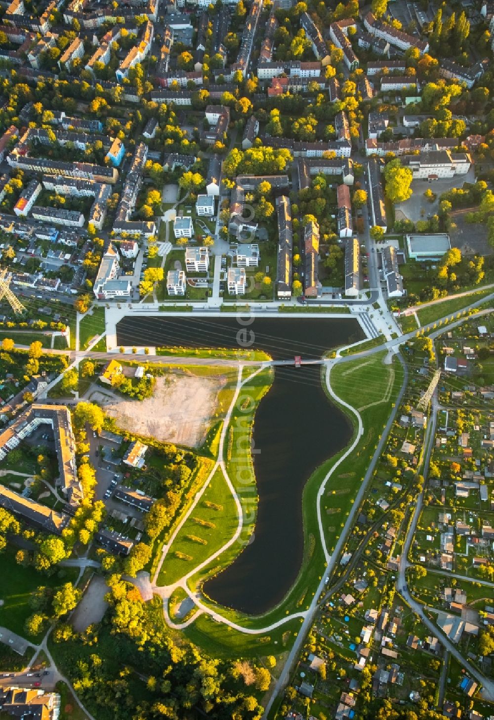 Aerial image Essen - Riparian areas on the lake area of Altendorf Niederfeldsee in Essen in the state North Rhine-Westphalia