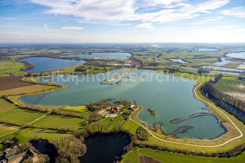 Aerial image Rees - Riparian areas on the lake area of Aspelsches Meer in Rees in the state North Rhine-Westphalia, Germany