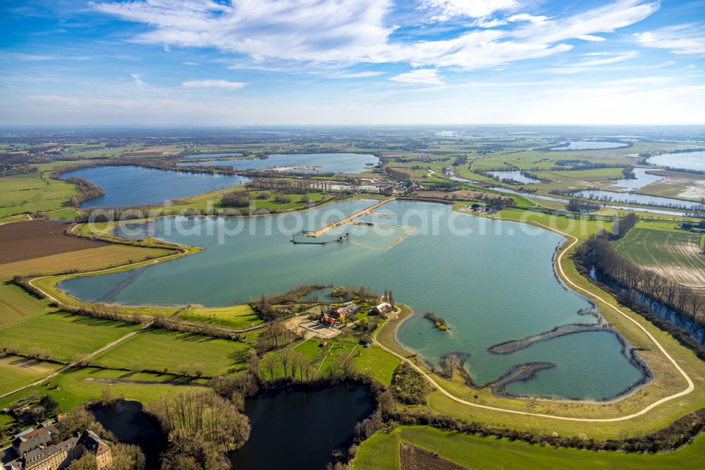 Aerial photograph Rees - Riparian areas on the lake area of Aspelsches Meer in Rees in the state North Rhine-Westphalia, Germany