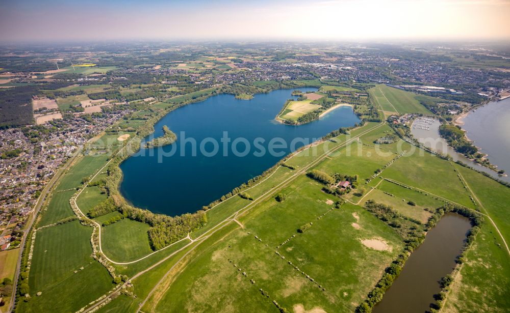 Flüren from the bird's eye view: Riparian areas on the lake area of Auesee on street In der Aue in Flueren in the state North Rhine-Westphalia, Germany