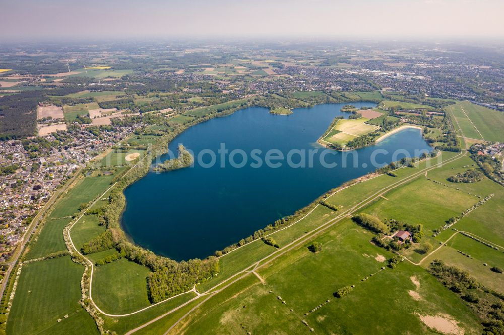 Aerial image Flüren - Riparian areas on the lake area of Auesee on street In der Aue in Flueren in the state North Rhine-Westphalia, Germany