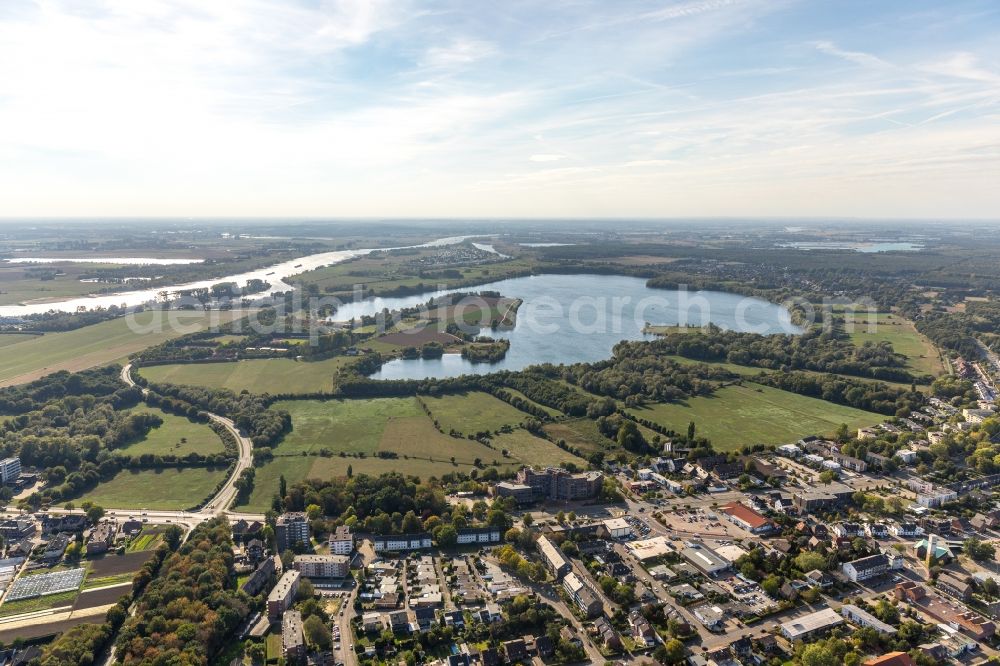 Wesel from the bird's eye view: Riparian areas on the lake area of Auesee in Wesel in the state North Rhine-Westphalia, Germany