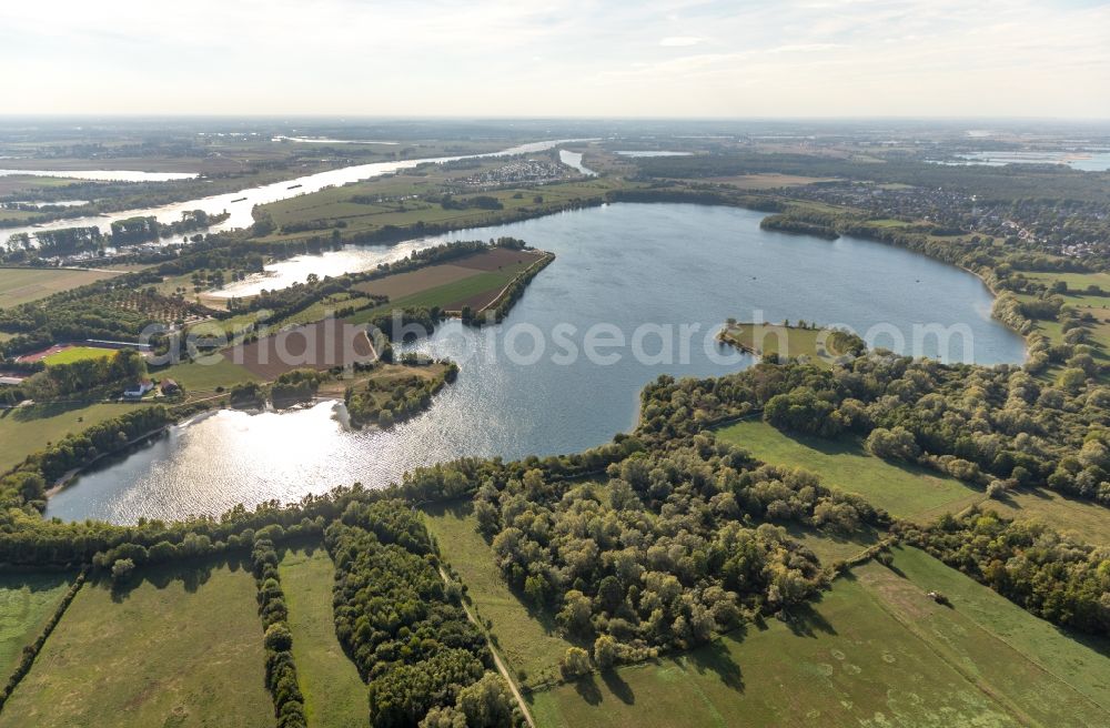 Aerial image Wesel - Riparian areas on the lake area of Auesee in Wesel in the state North Rhine-Westphalia, Germany