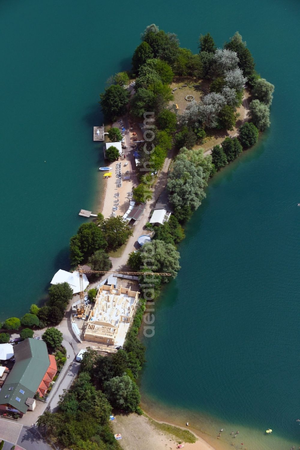 Aerial image Niedernberg - Riparian areas on the lake area of Badesee in Niedernberg in the state Bavaria, Germany