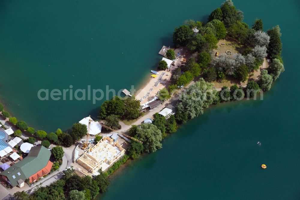 Aerial photograph Niedernberg - Riparian areas on the lake area of Badesee in Niedernberg in the state Bavaria, Germany