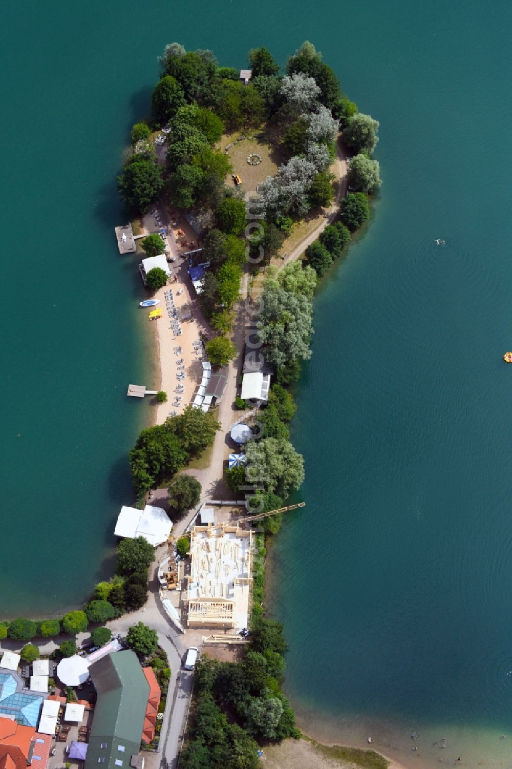 Niedernberg from the bird's eye view: Riparian areas on the lake area of Badesee in Niedernberg in the state Bavaria, Germany