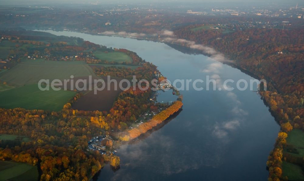 Aerial photograph Fischlaken - Riparian areas and marina on the lake area of Baldeneysee in Fischlaken in the state North Rhine-Westphalia