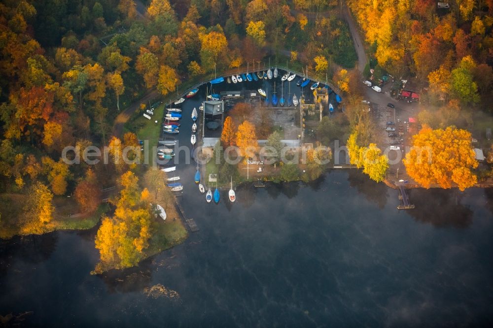 Fischlaken from the bird's eye view: Riparian areas and marina on the lake area of Baldeneysee in Fischlaken in the state North Rhine-Westphalia