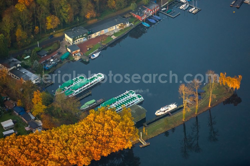 Aerial image Fischlaken - Riparian areas and marina on the lake area of Baldeneysee in Fischlaken in the state North Rhine-Westphalia