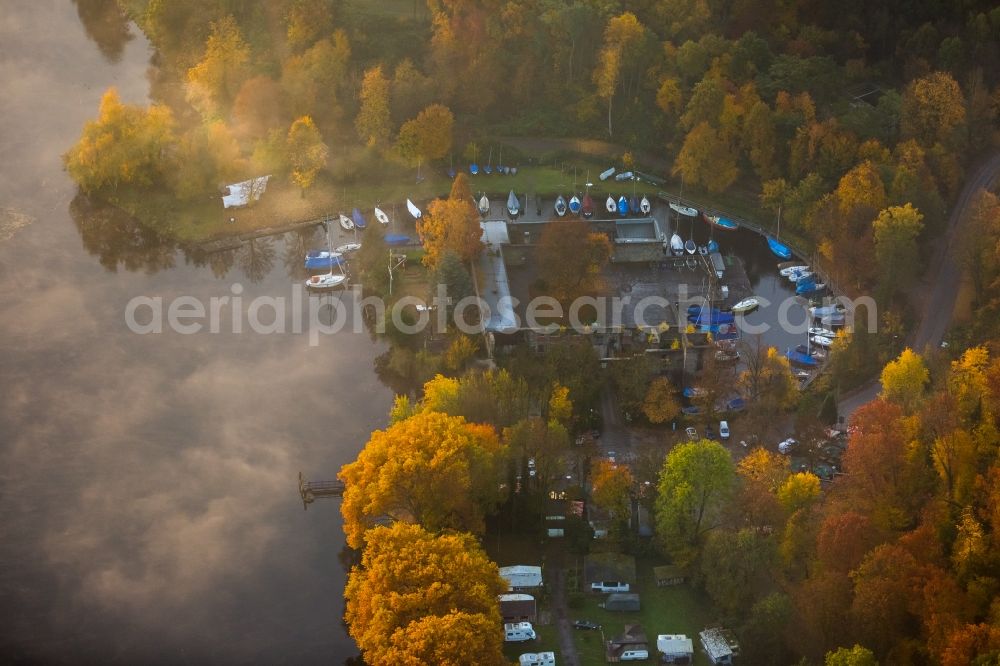 Aerial photograph Fischlaken - Riparian areas and marina on the lake area of Baldeneysee in Fischlaken in the state North Rhine-Westphalia