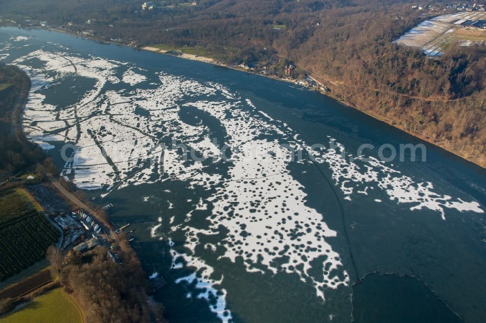 Aerial photograph Essen - Riparian areas on the lake area of Baldeneysee in the district Stadtbezirke IX in Essen in the state North Rhine-Westphalia