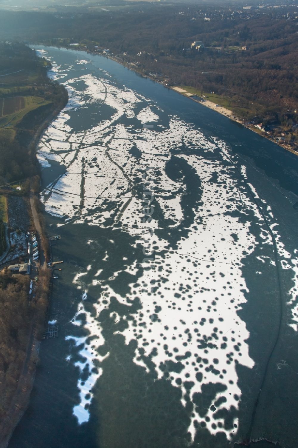 Essen from above - Riparian areas on the lake area of Baldeneysee in the district Stadtbezirke IX in Essen in the state North Rhine-Westphalia