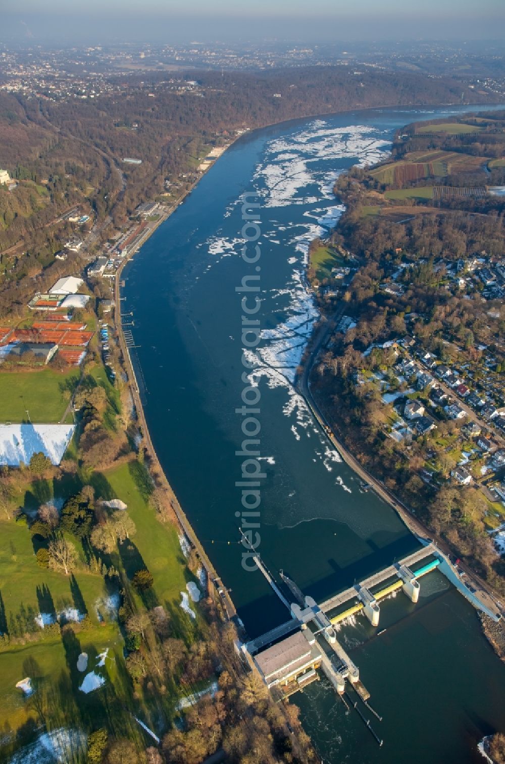 Essen from the bird's eye view: Riparian areas on the lake area of Baldeneysee in the district Stadtbezirke IX in Essen in the state North Rhine-Westphalia