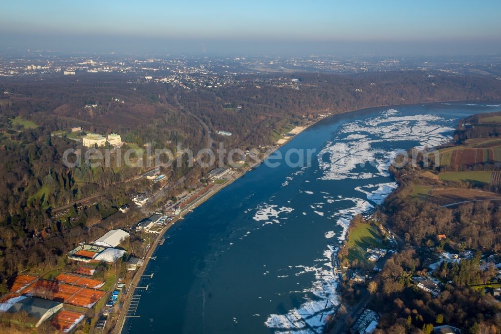 Aerial image Essen - Riparian areas on the lake area of Baldeneysee in the district Stadtbezirke IX in Essen in the state North Rhine-Westphalia