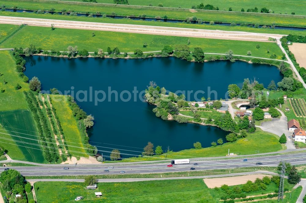 Aerial photograph Offenburg - Riparian areas on the lake area of Bei Offenbug Berghaupten in Offenburg in the state Baden-Wuerttemberg, Germany