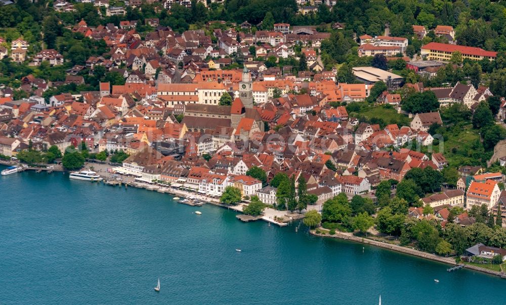 Aerial photograph Überlingen - Riparian areas on the lake area of Ueberlingen mir Stadtansicht in Ueberlingen in the state Baden-Wuerttemberg, Germany