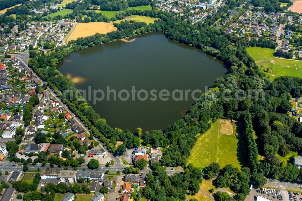 Aerial photograph Dorsten - Riparian areas on the lake area of Blauer See im Stadtteil Holsterhausen in Dorsten in the state North Rhine-Westphalia