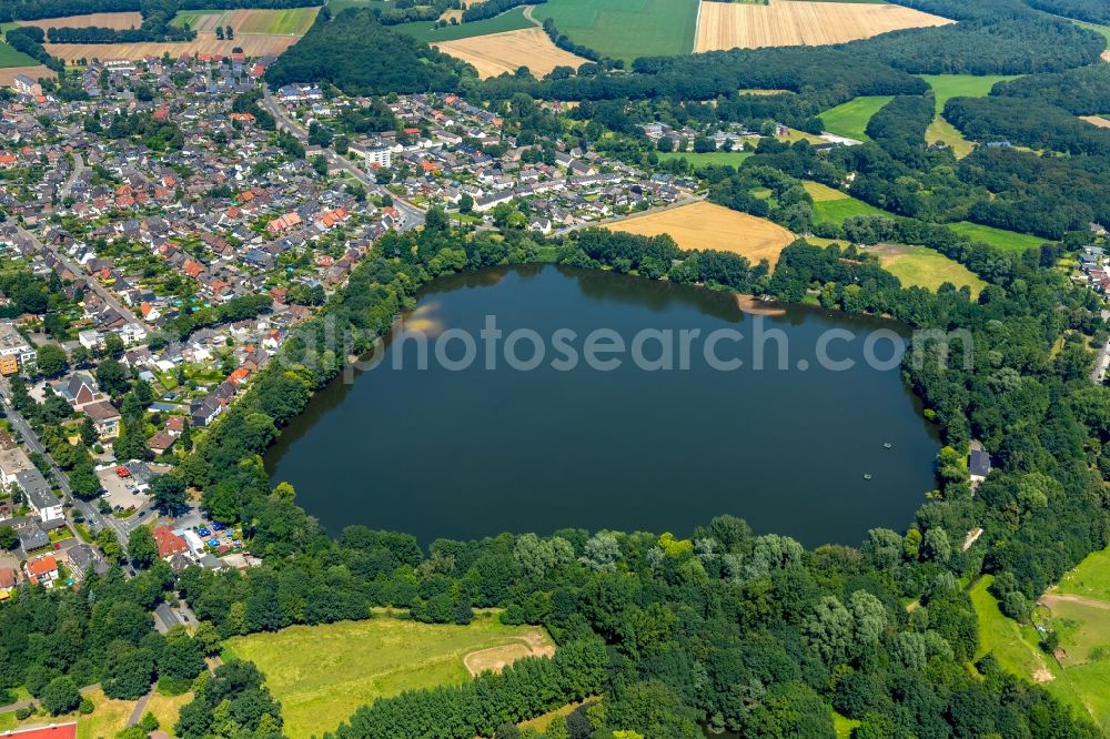 Dorsten from above - Riparian areas on the lake area of Blauer See im Stadtteil Holsterhausen in Dorsten in the state North Rhine-Westphalia