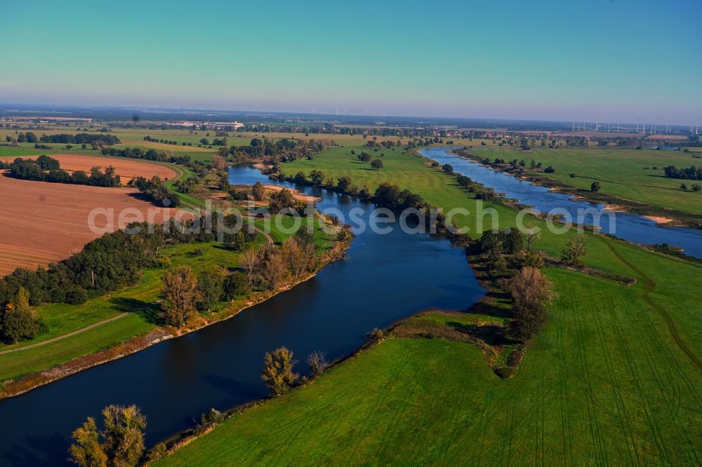 Wartenburg from the bird's eye view: Riparian areas on the lake area of Bleddiner Riss in Wartenburg in the state Saxony-Anhalt, Germany