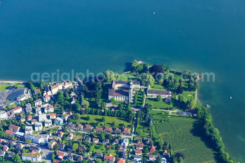 Friedrichshafen from the bird's eye view: Riparian areas on the lake area of Lake Constance in Friedrichshafen in the state Baden-Wurttemberg, Germany