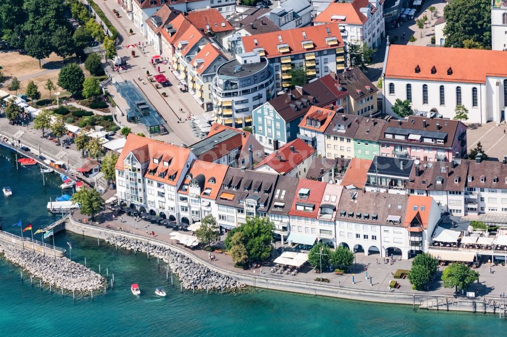 Friedrichshafen from the bird's eye view: Riparian areas on the lake area of Lake Constance in Friedrichshafen in the state Baden-Wurttemberg, Germany