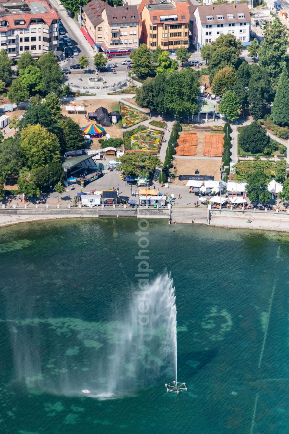 Aerial photograph Friedrichshafen - Riparian areas on the lake area of Bodensee in Vordergrund sieht man eine Wasserfontaene in Friedrichshafen in the state Baden-Wurttemberg, Germany