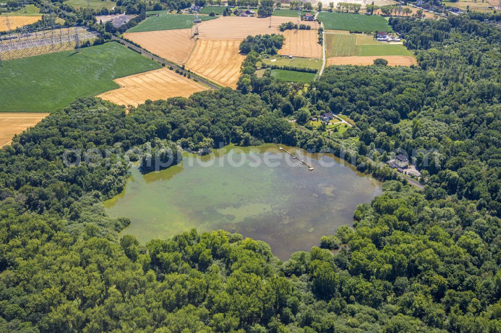 Aerial photograph Brüninghausen - Riparian areas on the lake area of Brunosee in Brueninghausen in the state North Rhine-Westphalia, Germany