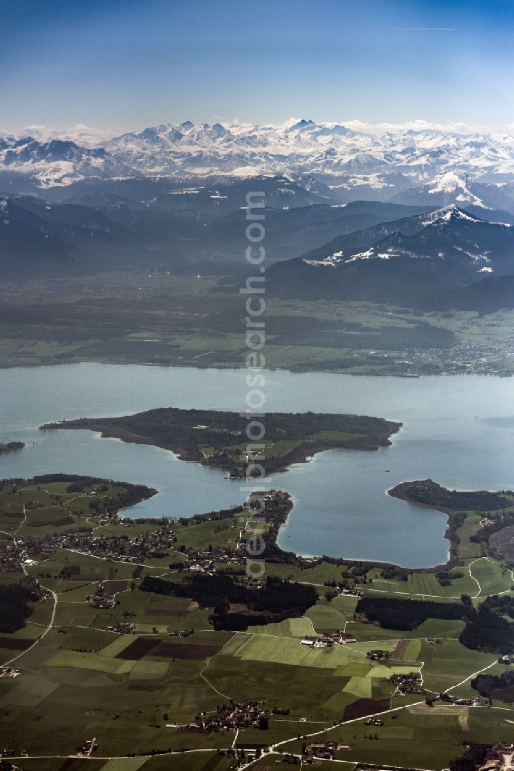 Breitbrunn am Chiemsee from above - Riparian areas on the lake area of on Chiemsee with Blick auf die Herreninsel in Breitbrunn am Chiemsee in the state Bavaria, Germany