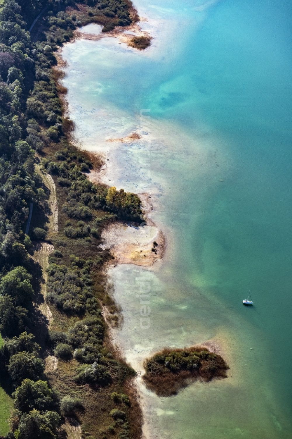 Aerial photograph Chieming - Riparian areas on the lake area of Chiemsee in Chieming in the state Bavaria, Germany