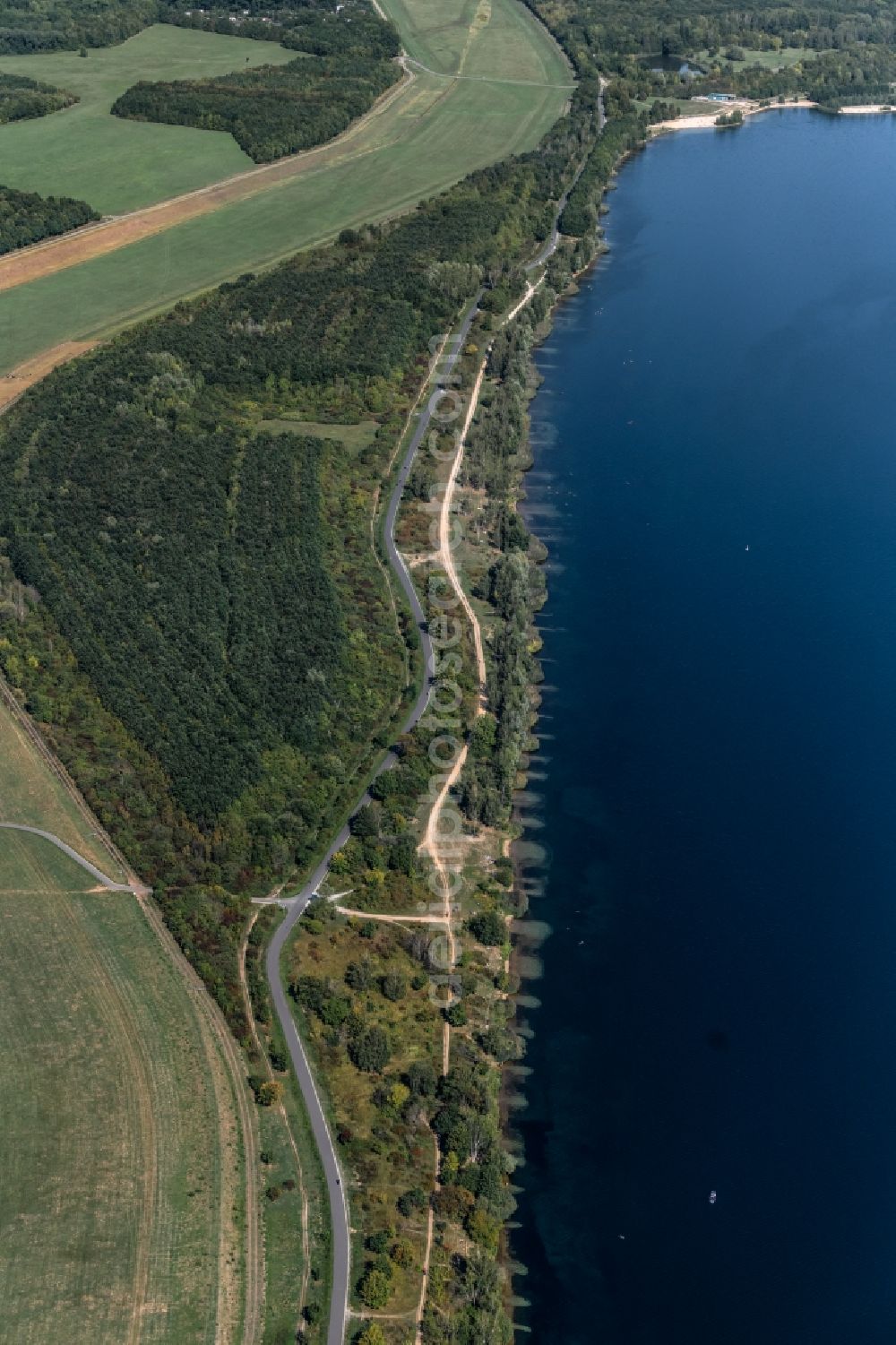 Aerial photograph Leipzig - Riparian areas on the lake area of Cospudener See in the district Lauer in Leipzig in the state Saxony, Germany