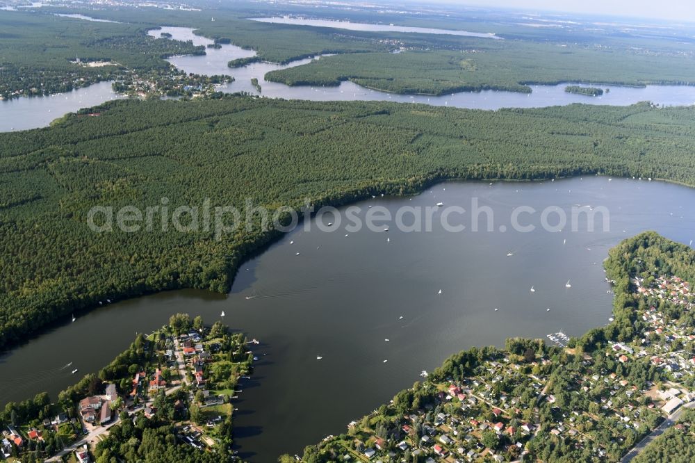 Königs Wusterhausen from the bird's eye view: Riparian areas on the lake area of Crossinsee destrict Ziegenhals in Koenigs Wusterhausen in the state Brandenburg