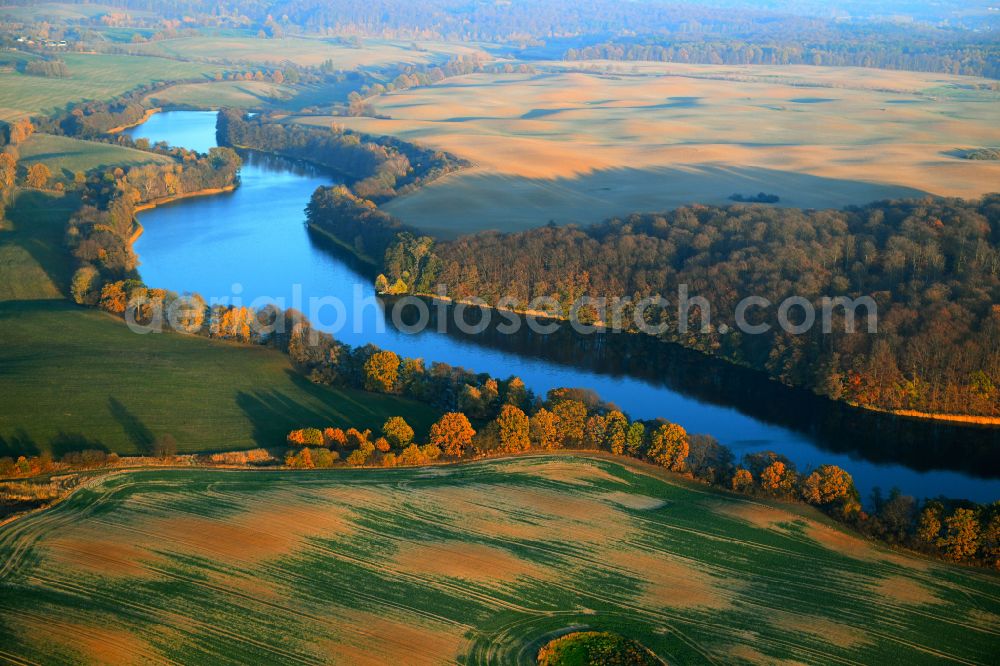 Aerial photograph Dolgen - Riparian areas on the lake area of Dolgener See in Dolgen Feldberger Seenlandschaft in the state Mecklenburg - Western Pomerania, Germany