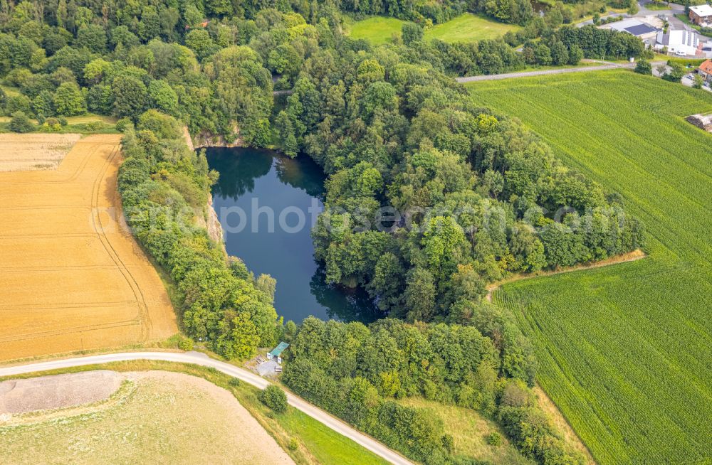 Drewer from above - Riparian areas on the lake area of in a forest area on street Am Steinbruch in Drewer in the state North Rhine-Westphalia, Germany