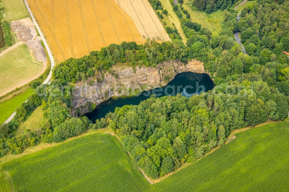 Aerial image Drewer - Riparian areas on the lake area of in a forest area on street Am Steinbruch in Drewer in the state North Rhine-Westphalia, Germany