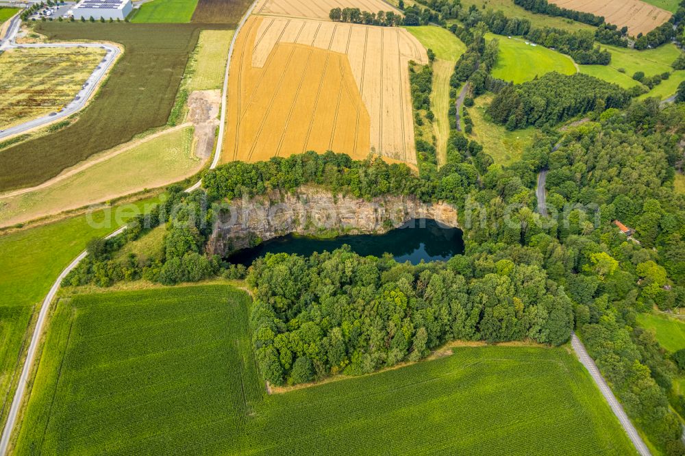 Aerial photograph Drewer - Riparian areas on the lake area of in a forest area on street Am Steinbruch in Drewer in the state North Rhine-Westphalia, Germany