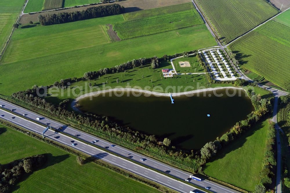 Geiselbullach from the bird's eye view: Riparian areas on the lake area of Eisolzrieder See on motorway A8 in Geiselbullach in the state Bavaria, Germany