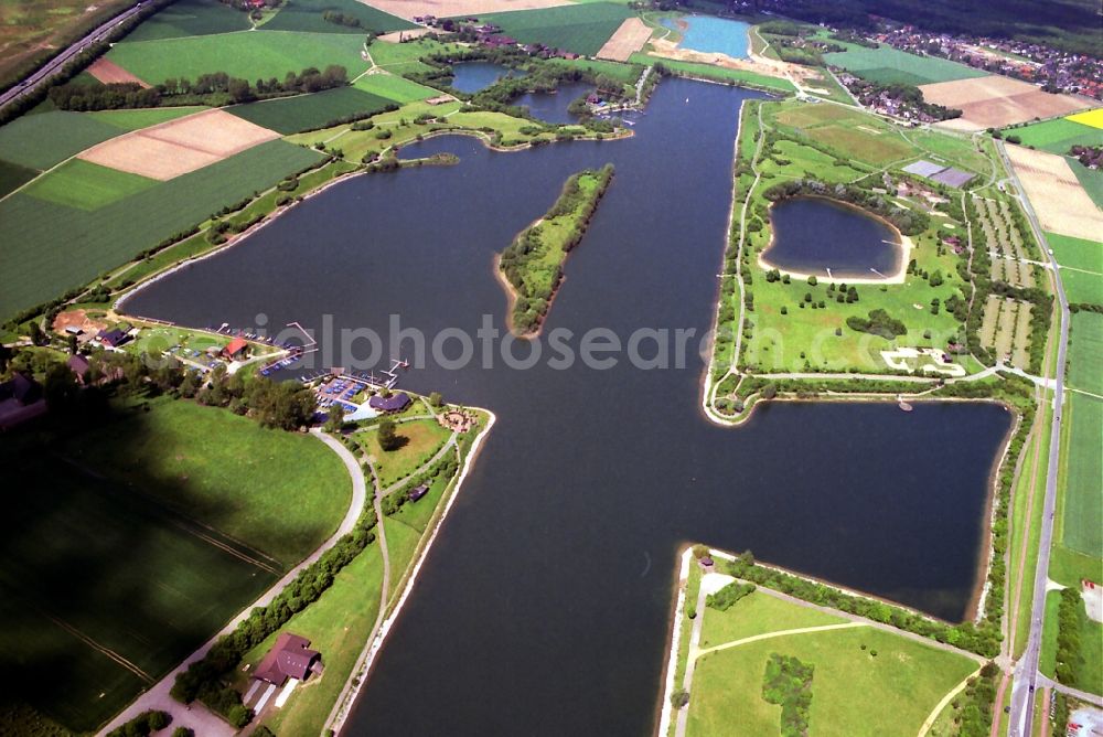 Aerial photograph Krefeld - Riparian areas on the sea area of Elfrather See in Krefeld in the state North Rhine-Westphalia