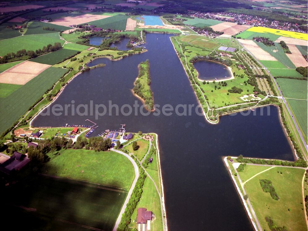 Krefeld from above - Riparian areas on the sea area of Elfrather See in Krefeld in the state North Rhine-Westphalia