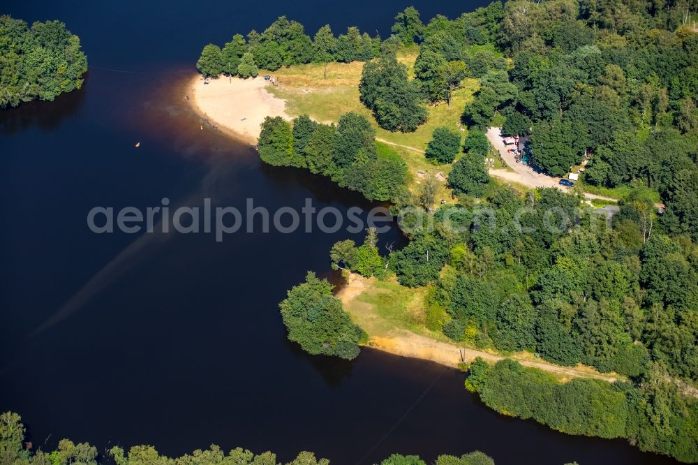 Mülheim an der Ruhr from the bird's eye view: Riparian areas on the lake area of Entenfang in Muelheim on the Ruhr in the state North Rhine-Westphalia