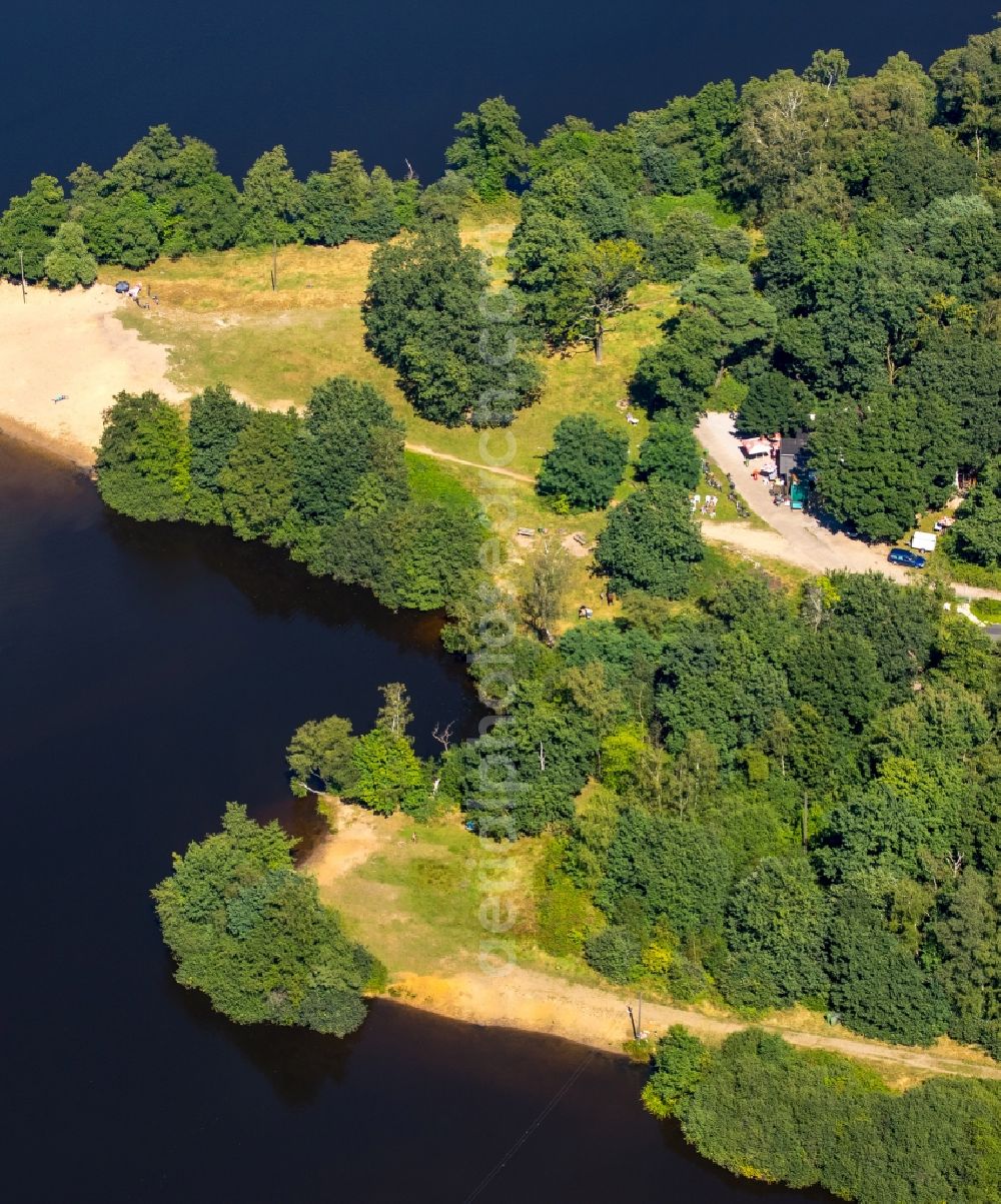 Aerial image Mülheim an der Ruhr - Riparian areas on the lake area of Entenfang in Muelheim on the Ruhr in the state North Rhine-Westphalia