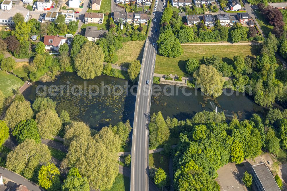 Hagen from the bird's eye view: riparian areas on the lake area of Ententreffpunkt in the district Hagen-Mitte in Hagen at Ruhrgebiet in the state North Rhine-Westphalia, Germany