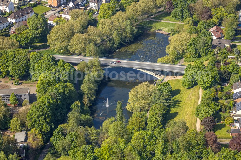 Aerial photograph Hagen - riparian areas on the lake area of Ententreffpunkt in the district Hagen-Mitte in Hagen at Ruhrgebiet in the state North Rhine-Westphalia, Germany