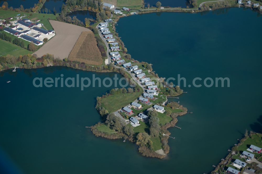 Aerial image Erbach - Riparian areas on the lake area of Erbacher Baggersee with of Landzunge and the Strasse Inselweg in Erbach in the state Baden-Wuerttemberg, Germany