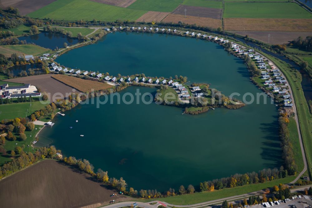 Aerial photograph Erbach - Riparian areas on the lake area of Erbacher Baggersee with of Landzunge and the Strasse Inselweg in Erbach in the state Baden-Wuerttemberg, Germany