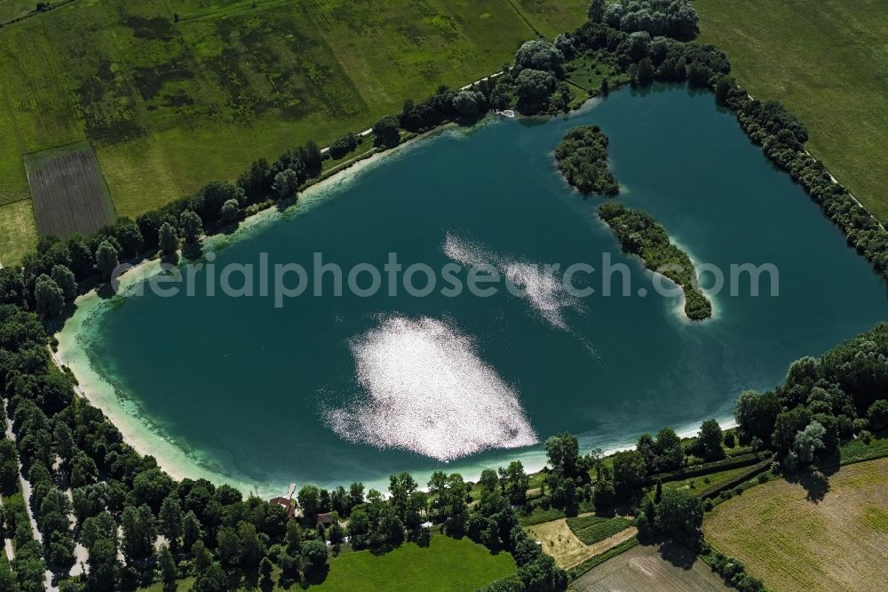 Aerial photograph Marzling - Riparian areas on the lake area of Erholungsgebiet Badesee Stoibermuehle in Marzling in the state Bavaria, Germany