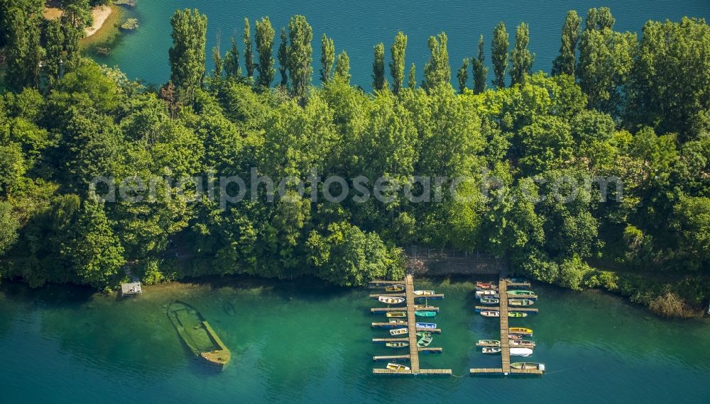 Aerial photograph Köln - Riparian areas on the lake area of Escher See in Cologne in the state North Rhine-Westphalia