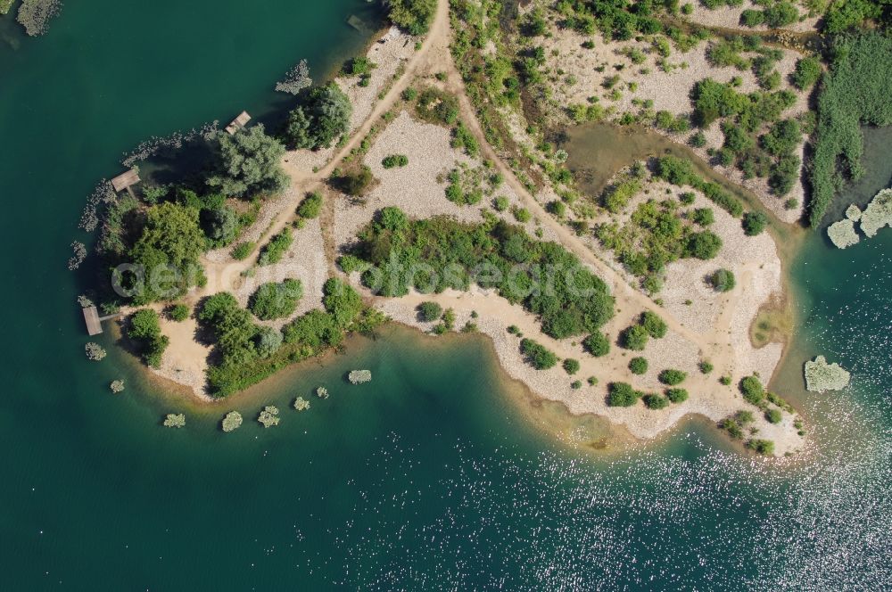 Aerial image Köln - Riparian areas on the lake area of Escher See in Cologne in the state North Rhine-Westphalia, Germany